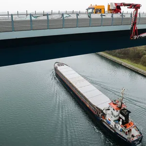 Experten untersuchen die gesperrte Holtenauer Prinz-Heinrich-Hochbrücke in Kiel