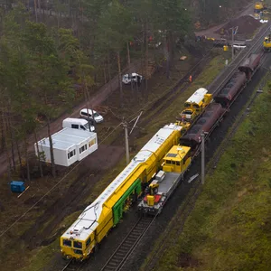 Drohnenaufnahme: Arbeiter der Deutschen Bahn verlegen neue Schienen an der Unfallstelle bei Leiferde.
