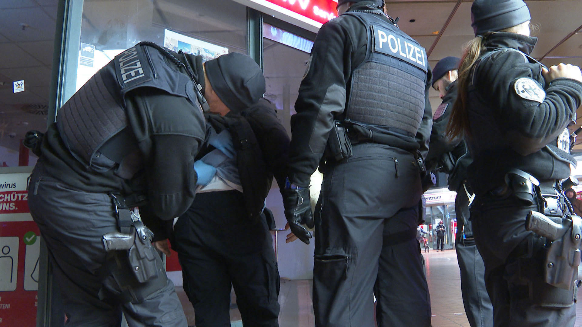 Bundepolizisten durchsuchen einen Mann am Hamburger Hauptbahnhof