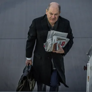Bundeskanzler Olaf Scholz steigt in ein Flugzeug am 6.12.22