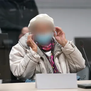 Irmgard F. sitzt während eines Prozesstages im Sitzungssaal. Die 97-Jährige wurde wegen Beihilfe zum Mord in mehr als 10.500 Fällen verurteilt.