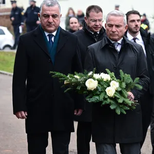 Ahmet Basar Sen und Thomas Strobl am Tatort in Illerkirchberg