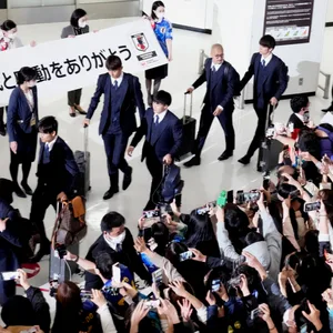 Japaner werden hier von Fans am Flughafen empfangen