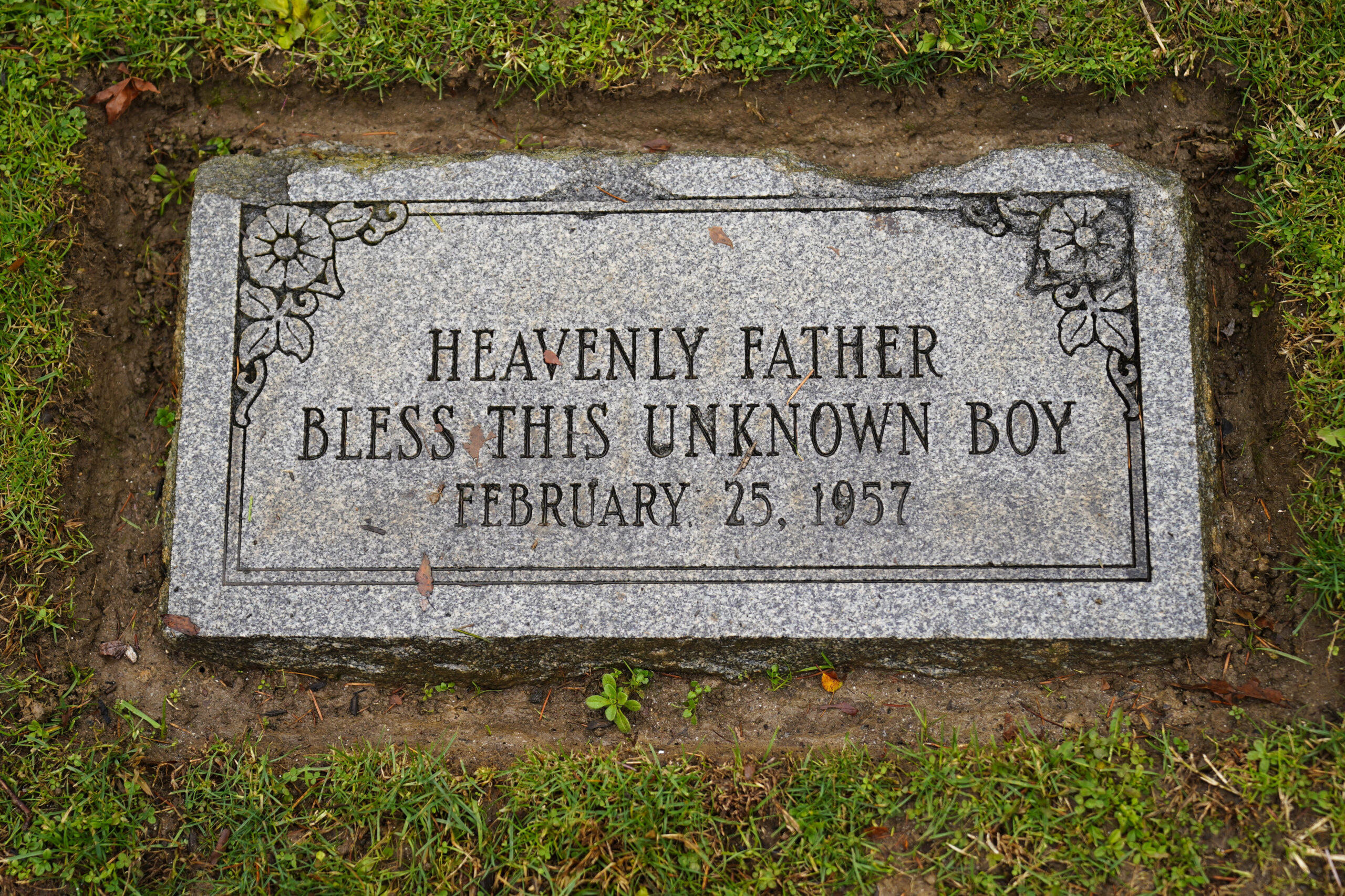 Grabstein eines unbekannten Jungen