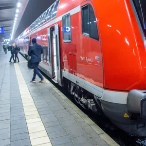 Ein Regionalzug ist am Freitag zwischen Rostock und Schwerin liegen geblieben. (Symbolbild)
