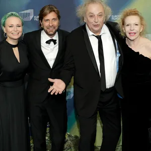 Die Schauspielerin Vicki Berlin (l-r), der schwedische Filmregisseur und Drehbuchautor Ruben Östlund, und die Schauspieler Zlatko Buric und Sunnyi Melles kommen Verleihung des 35. Europäischen Filmpreises im Konzerthaus Harpa. Östlund hat die Auszeichnung für die beste Regie und das beste Drehbuch für seine Satire «Triangle of Sadness» erhalten.