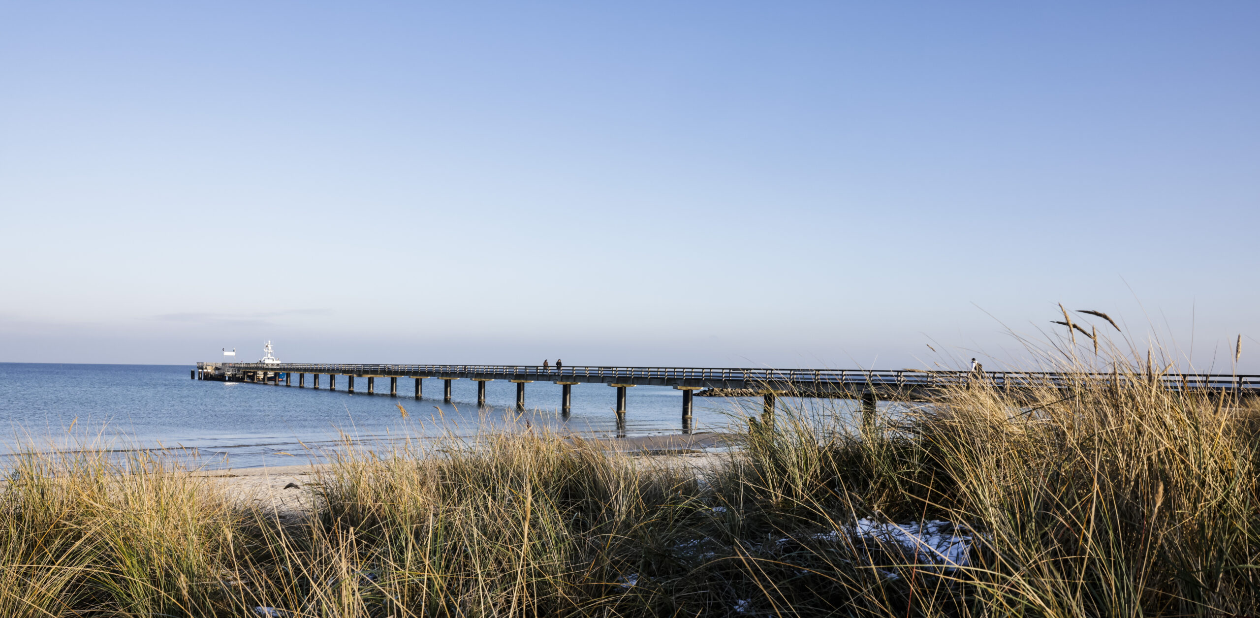 Eine Seebrücke am Strand von Schönberg