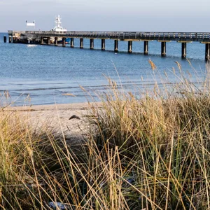 Eine Seebrücke am Strand von Schönberg