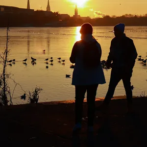 Frostiger Sonnenuntergang: Am Montag gab es das erste Eis dieses Winters auf der Alster.