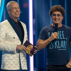 Thomas Hermanns und Atze Schröder stehe auf der Bühne