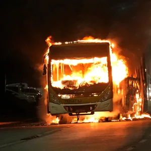Ein brennender Bus
