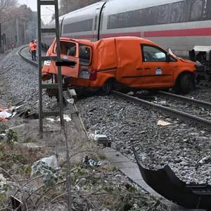 Blick auf die Unfallstelle mit dem zerstörten Autowrack.