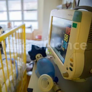Vater steht Kleinkind in Intensivstation einer Kinderklinik bei