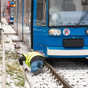 Sachverständige untersuchen die Straßenbahn in Rostock, die eine 85 Jahre alte Frau tödlich erfasst hat.