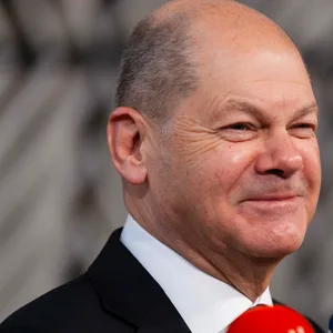 Scholz grinst