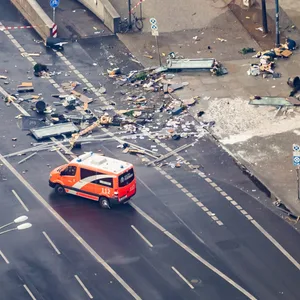 Trümmer liegen vor dem Hotel auf der Karl-Liebknecht-Straße in Berlin.