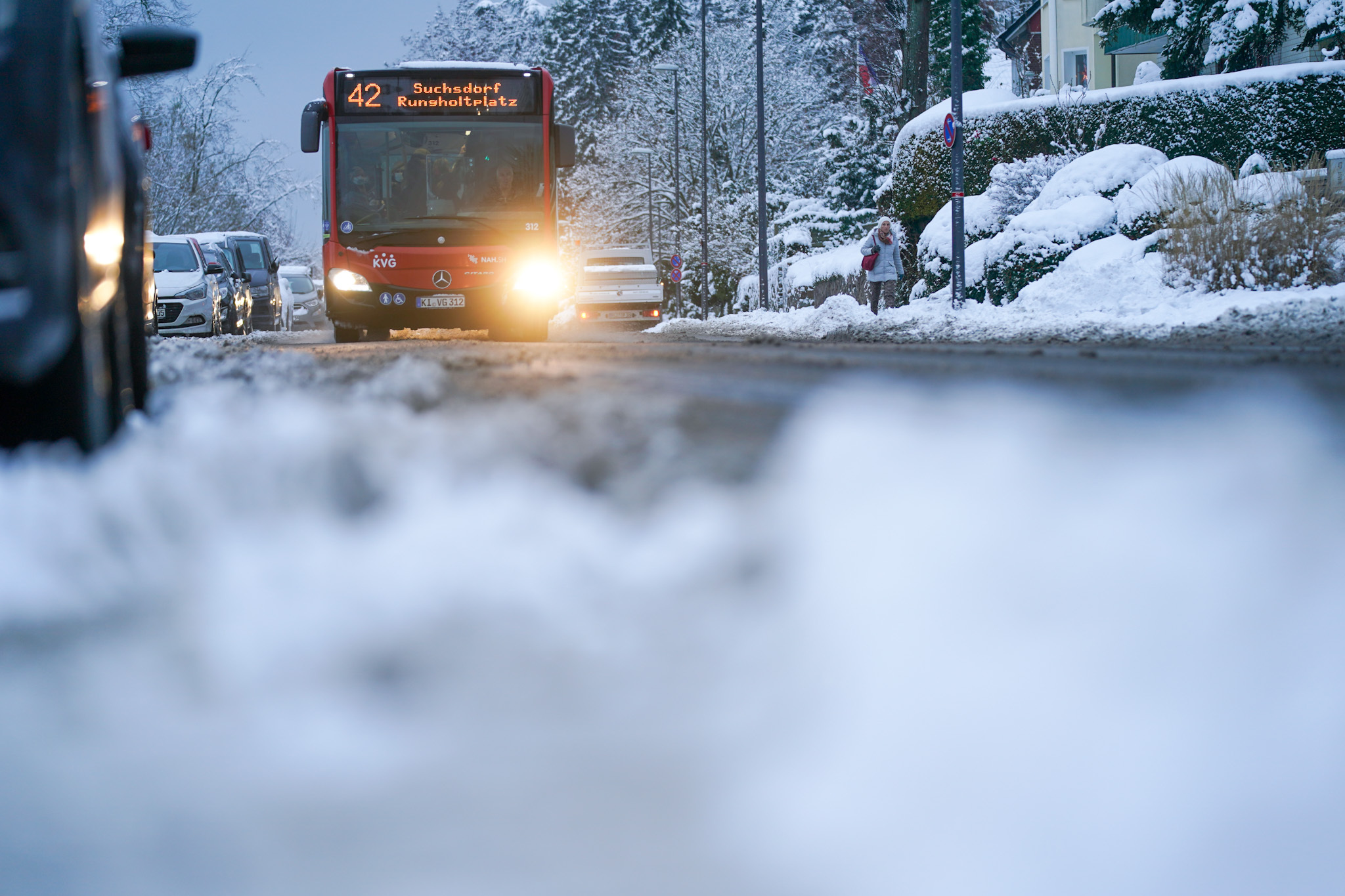 Ein Bus bahnt sich den Weg durch das verschneite Kiel.