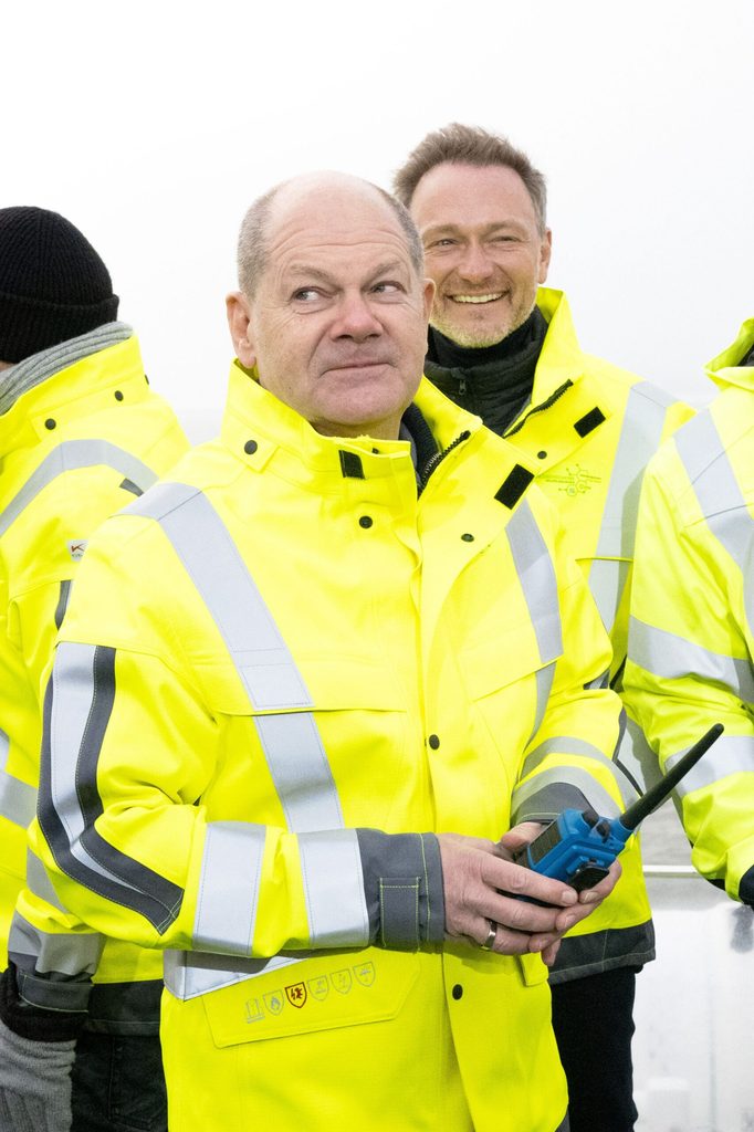 Bundeskanzler Olaf Scholz (SPD) mit Christian Lindner (FDP, hinten).