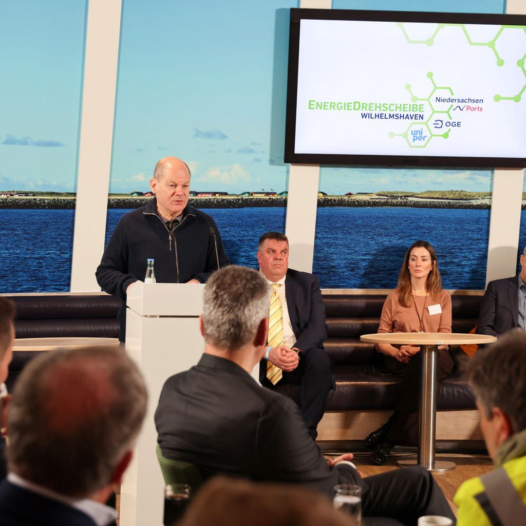 Bundeskanzler Olaf Scholz (SPD) spricht während der Eröffnung des LNG-Terminals in Wilhelmshaven.