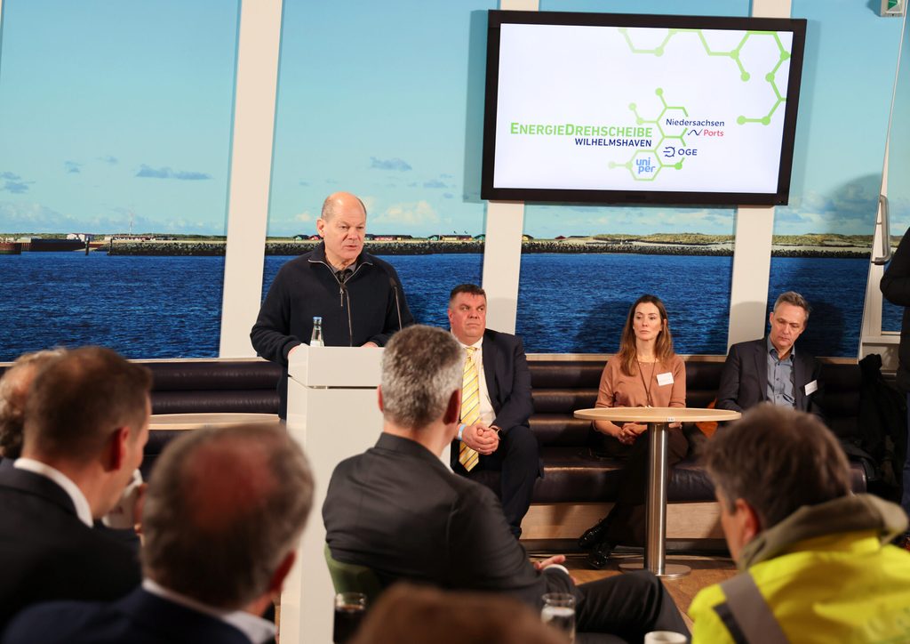 Bundeskanzler Olaf Scholz (SPD) spricht während der Eröffnung des LNG-Terminals in Wilhelmshaven.