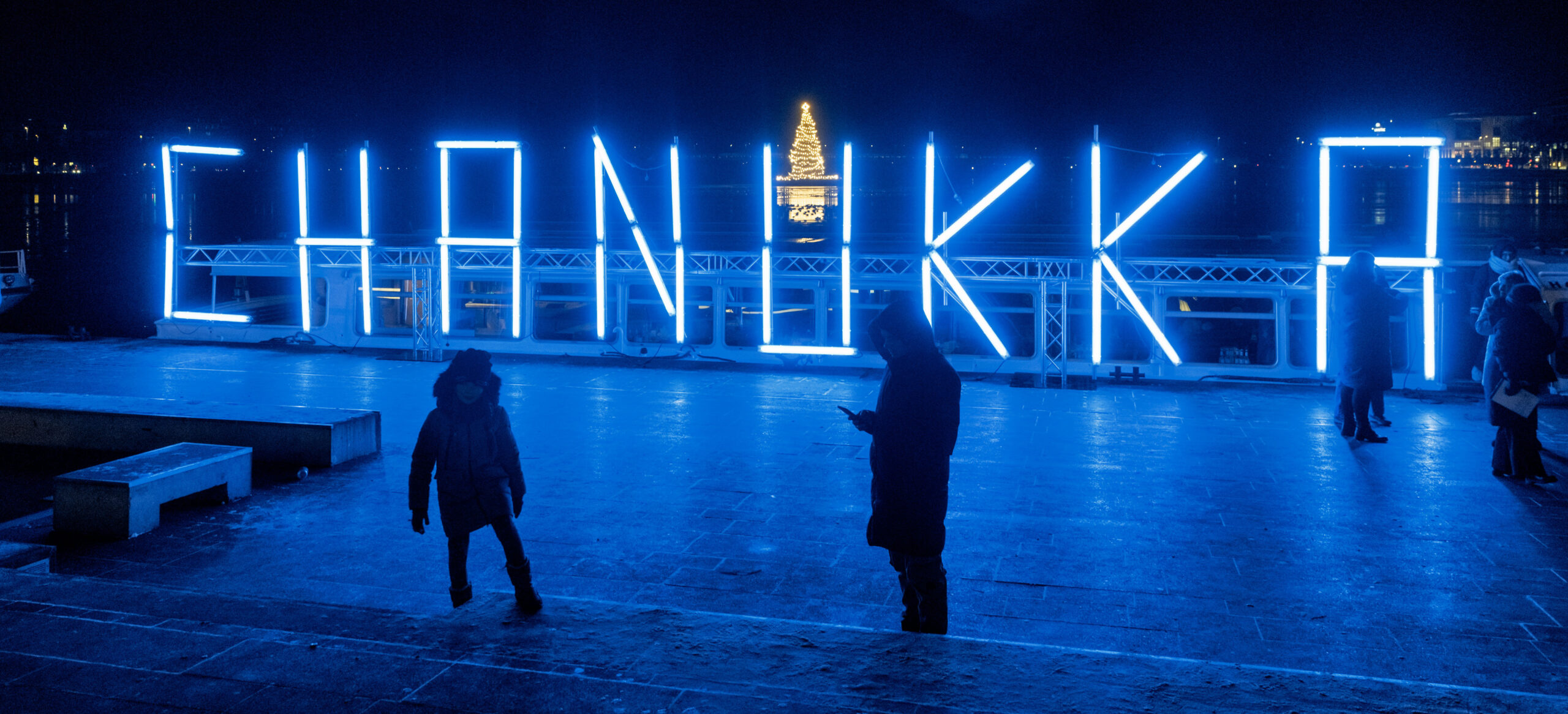 Eine Installation des Lichtkünstlers Michael Batz zeigt zu Beginn des jüdischen Chanukka-Fests das Wort "Chanukka" am Alsteranleger Jungfernstieg.