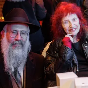 Landesrabbiner Shlomo Bistritzky und die Schriftstellerin Peggy Parnass nehmen an der Hamburger Chanukka-Alsterrundfahrt „Light of Dance“ zur friedlichen Verständigung Menschen aller Religionen teil.