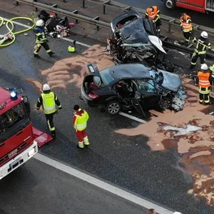 Zwei zerstörte Pkw stehen nach einem Frontalzusammenstoß bei dem drei Menschen starben, auf der Autobahn 38.