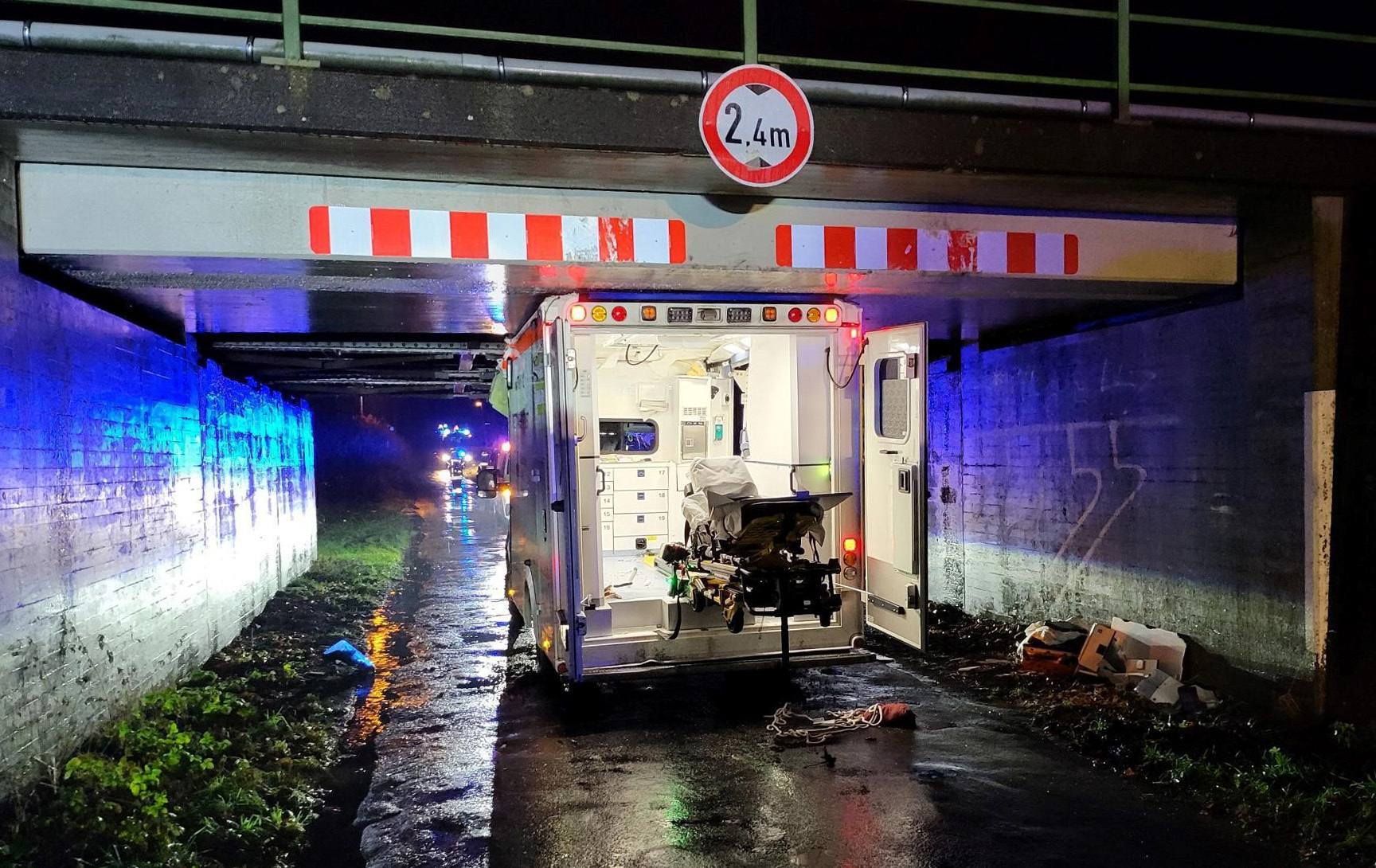 Ein Rettungswagen steht eingeklemmt in einer Unterführung. Beim Unfall eines Rettungswagens in Haren (Landkreis Emsland) sind drei Menschen leicht verletzt worden.