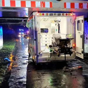 Ein Rettungswagen steht eingeklemmt in einer Unterführung. Beim Unfall eines Rettungswagens in Haren (Landkreis Emsland) sind drei Menschen leicht verletzt worden.