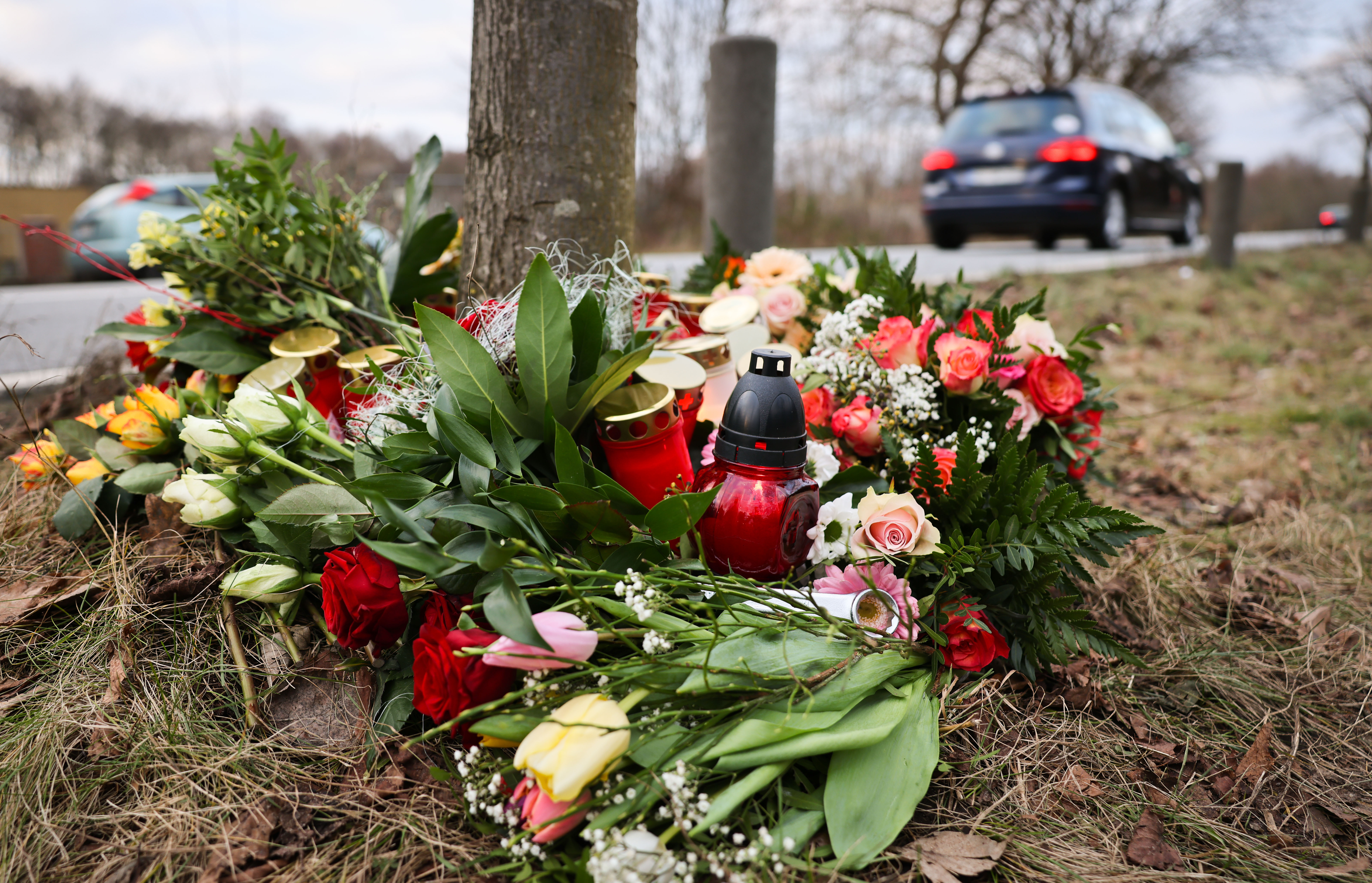 Drei tote Fußgänger in Neumünster -Blumen an der Unfallstelle