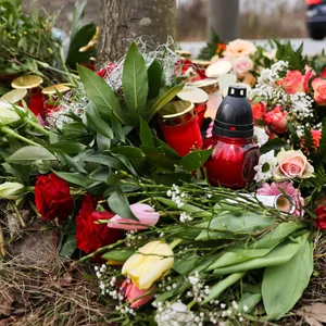 Drei tote Fußgänger in Neumünster -Blumen an der Unfallstelle