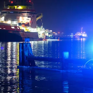 Das Mehrzweckschiff Neuwerk (l) fährt mit ausgefahrenem Reinigungsapparat vor dem Öl- und Schadstoffbekämpfungsschiff Knechtsand (r) über den Nord-Ostsee-Kanal um das Öl aufzunehmen.