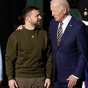 Biden legt Selenskyj in Washington den Arm um die Schulter, daneben Bidens Frau Jill