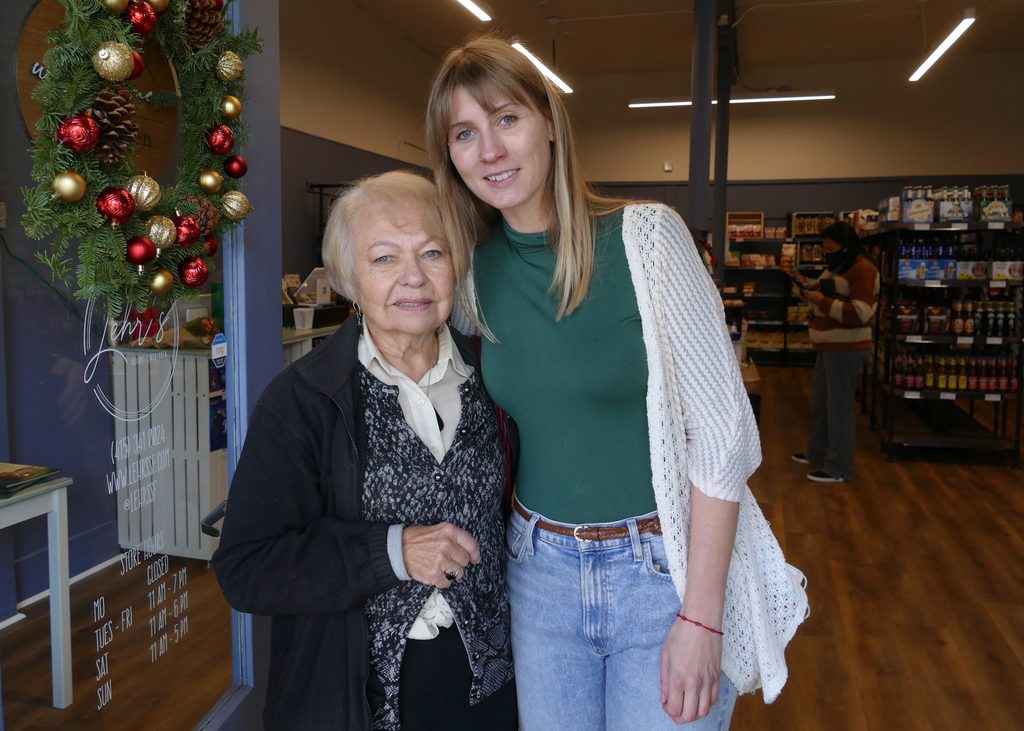 Brigitte Lehr (l.) übergab ihren Laden nach fast 50 Jahren an Hannah Seyfert.