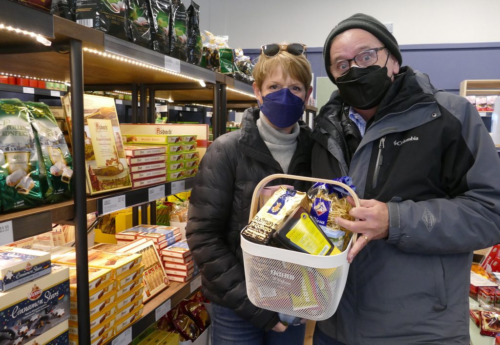 Das Ehepaar Carla Hatley und William Hall freut sich, weiterhin an deutsche Spezialitäten zu gelangen.