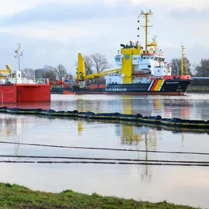 Öl- und Schadstoffbekämpfungsschiffe fahren über das Wasser um das Öl aufzunehmen