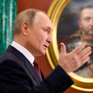 Wladimir Putin bei einer Rede im Kreml: Von beiden Seiten soll wohl am (militärisch) glücklosen Präsidenten gezerrt werden.