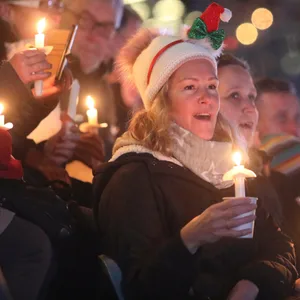 Menschen nehmen beim Weihnachtssingen im Ostseestadion teil