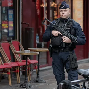 Französische Polizeibeamte am Tatort, nachdem in der Rue d'Enghien im 10. Arrondissement Schüsse abgefeuert wurden.