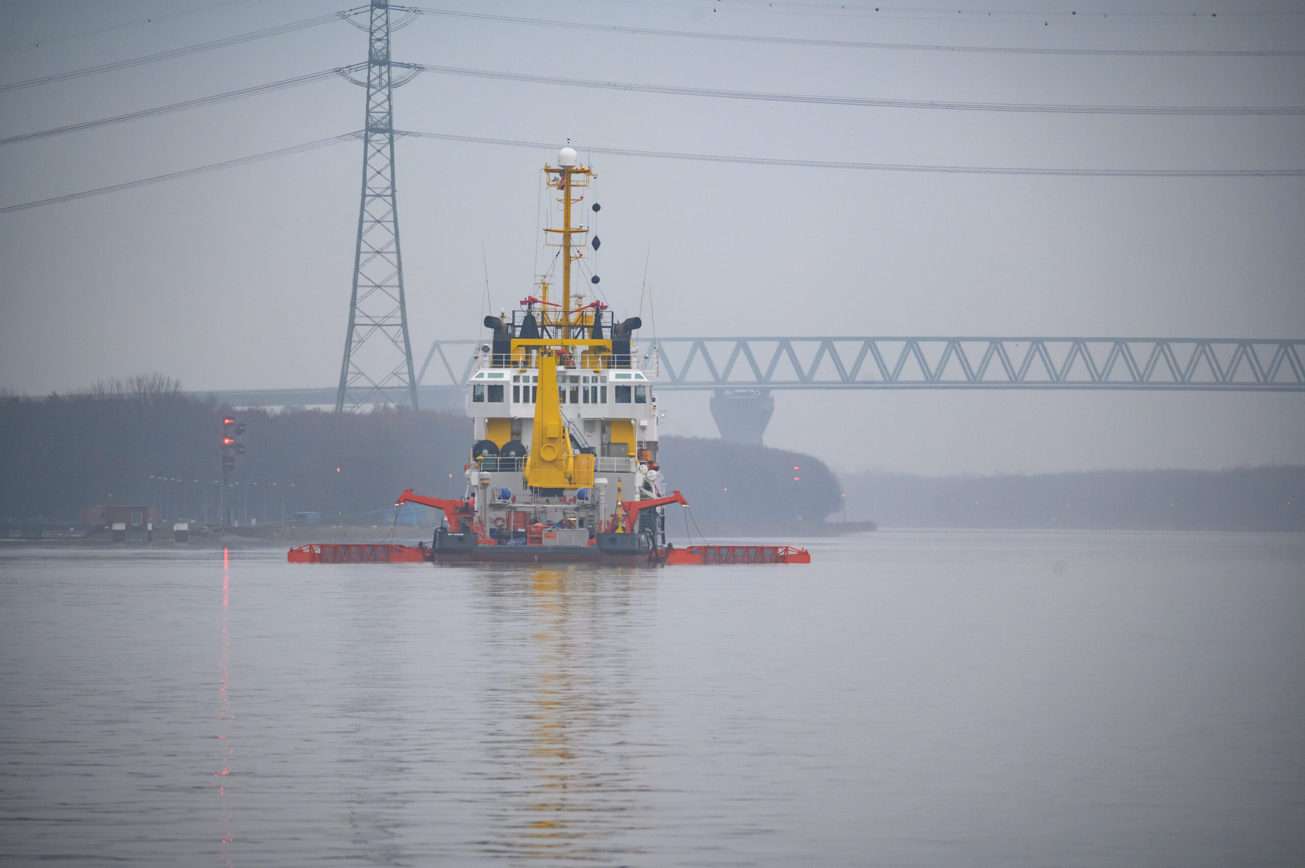 Das Schadstoffunfall-Bekämpfungsschiff Scharhörn fährt am 1. Weihnachtsfeiertag wieder über das Wasser, um das Öl aufzunehmen.