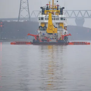 Das Schadstoffunfall-Bekämpfungsschiff Scharhörn fährt am 1. Weihnachtsfeiertag wieder über das Wasser, um das Öl aufzunehmen.