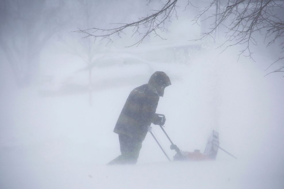 Ein heftiger Wintersturm hat am Samstag Hunderttausende von Haushalten und Unternehmen in den Vereinigten Staaten von Amerika von der Stromversorgung abgeschnitten.