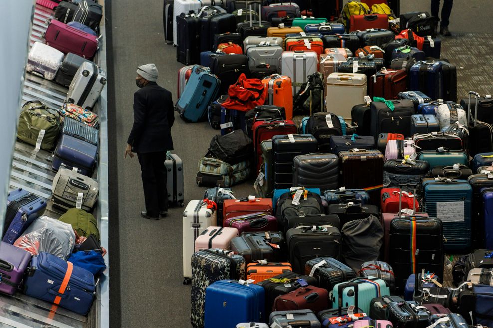 Im Gepäckausgabebereich des kanadischen Toronto Pearson International Airport stapeln sich die Gepäckstücke, da ein schwerer Wintersturm den Flugverkehr am Flughafen Toronto unterbricht.