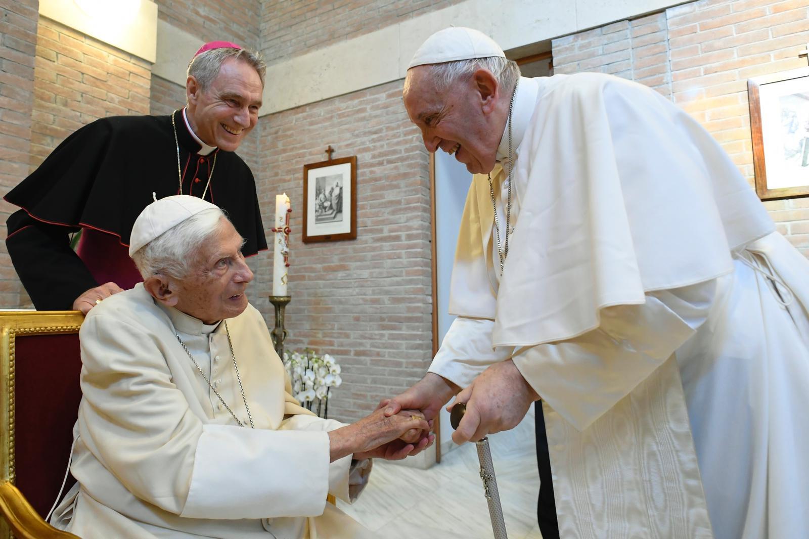Papst Benedikt XVI und Papst Franziskus (r.) bei einem Besuch im Kloster Mater Ecclesiae im August 2022.