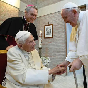 Papst Benedikt XVI und Papst Franziskus (r.) bei einem Besuch im Kloster Mater Ecclesiae im August 2022.