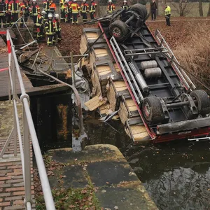 Ein Transporter liegt in einem Kanal