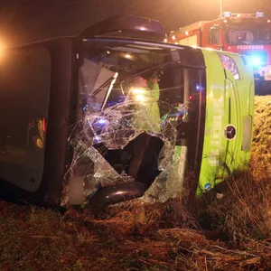 Der Fernbus liegt umgekippt neben der A24. Drei Personen wurden schwer verletzt.
