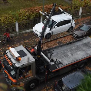 Ein weißes Auto wird abgeschleppt