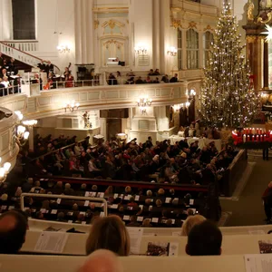Besucher der Krippenandacht sitzen am 25.12.2014 in der Hauptkirche St. Michaelis in Hamburg.