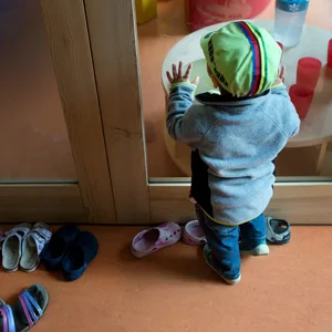 Das Kind zu spät von der Kita abgeholt? In Baden-Württemberg müssen Eltern eine Strafgebühr bezahlen.
